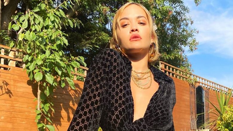 Rita Ora me poza tërheqëse nën rrezet e diellit, falënderon për mbështetjen që po i bëhet