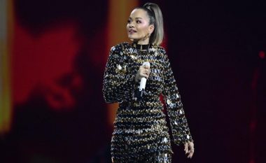 Rita Ora i bashkohet thirrjes së Qeverisë për mbështetjen e muzikantëve, duke kujtuar sallën e mbushur plot në një nga koncertet e fundit