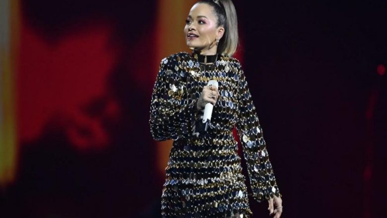 Rita Ora i bashkohet thirrjes së Qeverisë për mbështetjen e muzikantëve, duke kujtuar sallën e mbushur plot në një nga koncertet e fundit