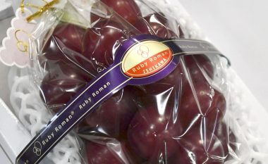 Një kalavesh rrushi në Japoni shitet për 11 mijë dollarë