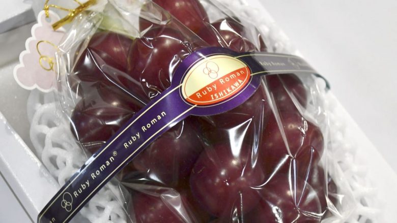 Një kalavesh rrushi në Japoni shitet për 11 mijë dollarë