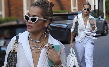 Rita Ora duket tërheqëse me këmishën transparente dhe të hapur rrugëve të Londrës