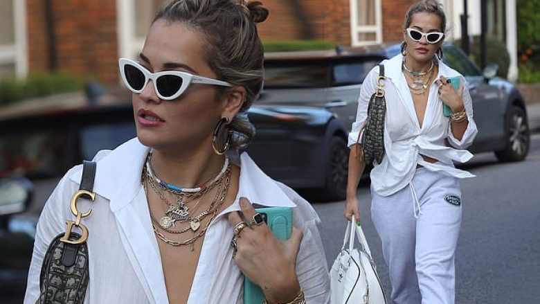 Rita Ora duket tërheqëse me këmishën transparente dhe të hapur rrugëve të Londrës