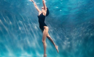 Bella Hadid është fytyra e koleksionit të ri ‘Calvin Klein Swim’