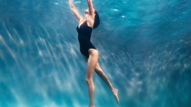 Bella Hadid është fytyra e koleksionit të ri ‘Calvin Klein Swim’
