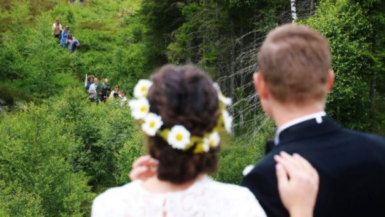 Nusja norvegjeze dhe dhëndri suedez martohen në kufi – aty kishte edhe dy mysafirë të paftuar