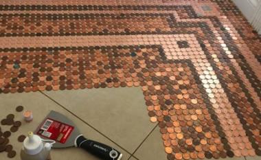 Një grua zbukuroi dyshemenë e saj me 7.500 monedha