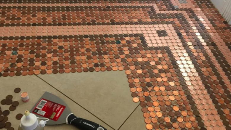 Një grua zbukuroi dyshemenë e saj me 7.500 monedha