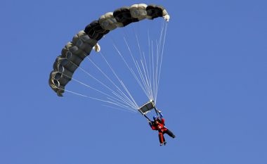 Nuk iu hap parashuta, 18 vjeçarja dhe instruktori i saj vdiqën pasi u hodhën nga fluturakja në SHBA