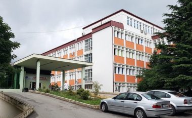 Në Spitalin e Pejës po trajtohen 55 pacientë me COVID-19, 13 prej tyre në gjendje të rëndë