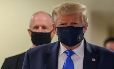 ‘Dorëzohet’ Trump, vendos maskën gjatë një vizite në spital