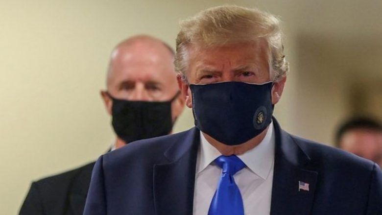 ‘Dorëzohet’ Trump, vendos maskën gjatë një vizite në spital