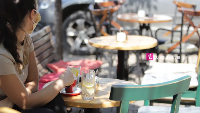 Shqiptarët shpenzojnë 385 milionë euro në vit në kafene, restorante e hotele