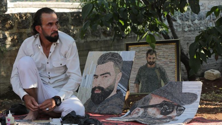 Artisti sirian pikturon me mozaik fytyrën e torturuesit të tij në burgjet e Assadit