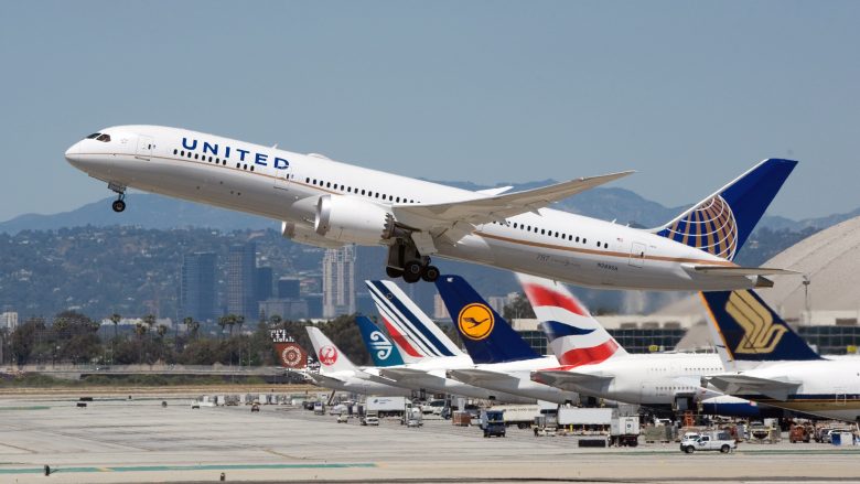 United Airlines pritet t’i largoj mbi 36 mijë punëtorë