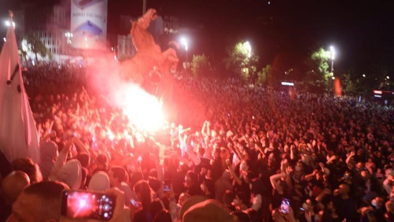 Kaos para ndërtesës së Kuvendit të Serbisë, protestohet kundër masave të reja si pasojë e coronavirusit – nuk mungon as gazi lotsjellës