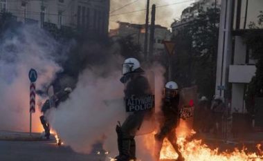 Protesta shndërrohet në dhunë – pamje të ‘përleshjes ndërmjet policisë dhe protestuesve në Athinë’