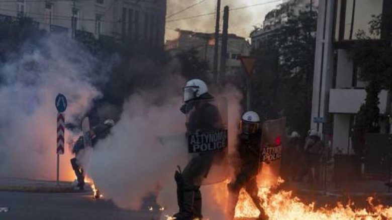Protesta shndërrohet në dhunë – pamje të ‘përleshjes ndërmjet policisë dhe protestuesve në Athinë’