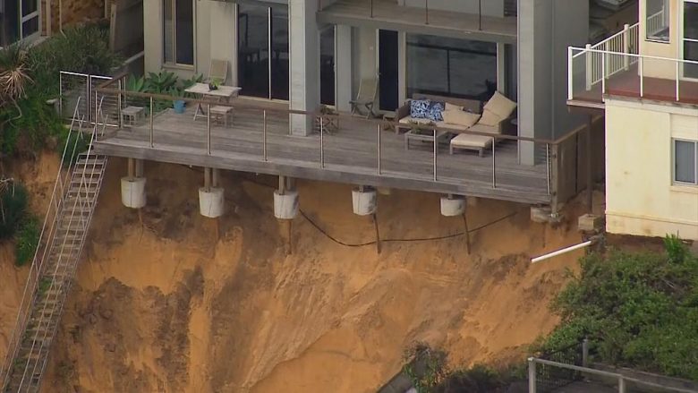 Erozioni i plazhit në Australi i lë shtëpitë ‘të varura’ – banorët të frikësuar se shtëpitë mund të ‘rrëshqasin’ drejt në oqean