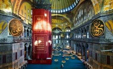 Me rastin e mbajtjes së lutjes në Aja Sofia: Kaos para xhamisë në Stamboll, kambanat kumbojnë në Greqi