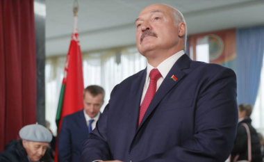 Pretendoi se vodka e kuronte coronavirusin, Lukashenko: Ju shikoni njeriun që e mposhti coronavirusin në këmbë
