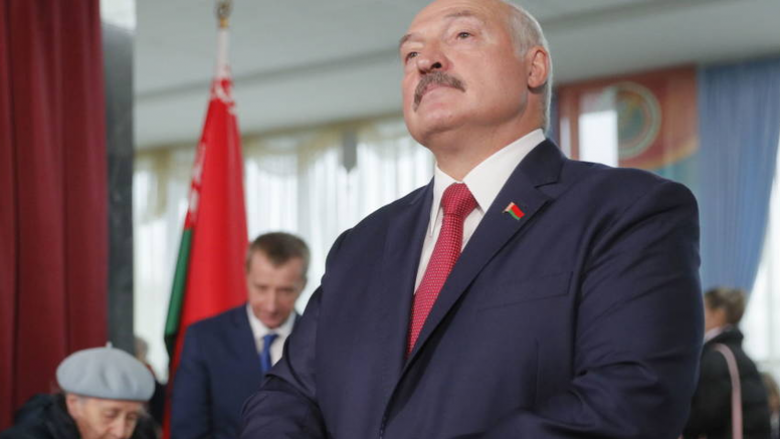 Pretendoi se vodka e kuronte coronavirusin, Lukashenko: Ju shikoni njeriun që e mposhti coronavirusin në këmbë