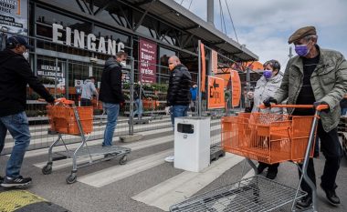 Dyfishohet numri i të infektuarve me coronavirus, Austria rikthen masën e mbajtjes së maskës