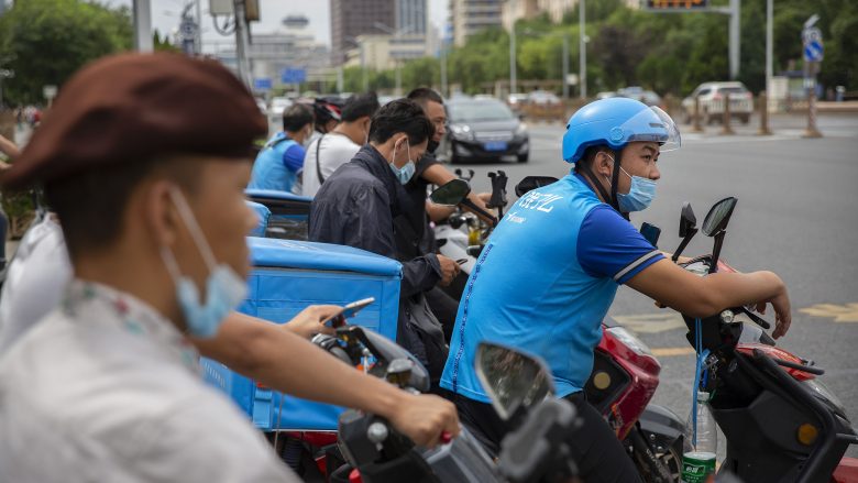 Edhe zyrtarisht, qytetarët e Pekinit nuk kanë nevojë më të mbajnë maskat në publik
