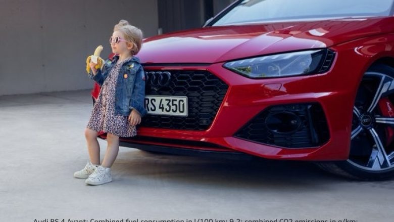 Audi tërhoqi një reklamë të diskutueshme me një vajzë dhe një banane