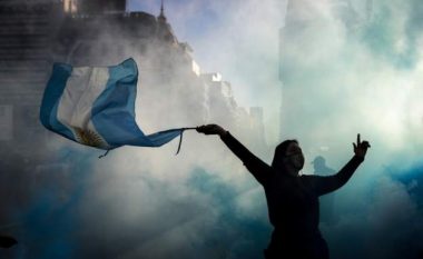 Buenos Aires ka rreth 90 për qind të rasteve me COVID-19 në Argjentinë, qytetarët dalin në protesta kundër bllokimit shkaku i virusit