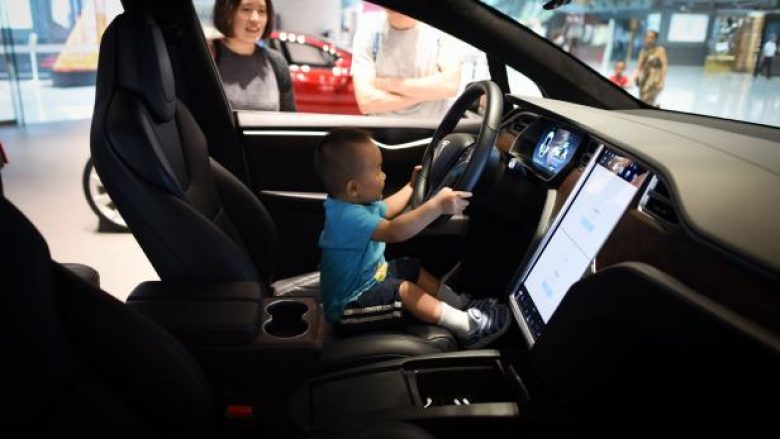 Tesla vjen me zgjidhjen për personat që i harrojnë fëmijët në vetura