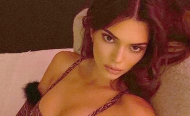 Kendall Jenner kujton pushimet përmes imazheve ku shfaq linjat trupore trupore