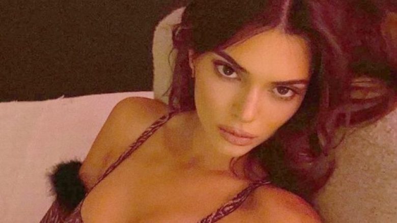 Kendall Jenner kujton pushimet përmes imazheve ku shfaq linjat trupore trupore