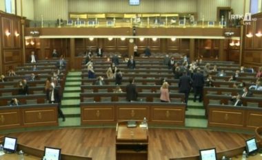 ​Tensione e fjalosje në mes të deputetëve të VV-së e LDK-së, seanca ndërpritet për 10 minuta