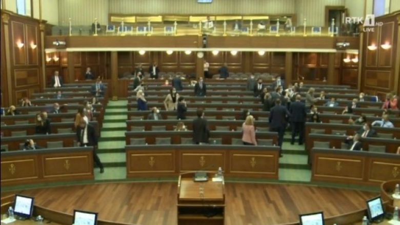 ​Tensione e fjalosje në mes të deputetëve të VV-së e LDK-së, seanca ndërpritet për 10 minuta
