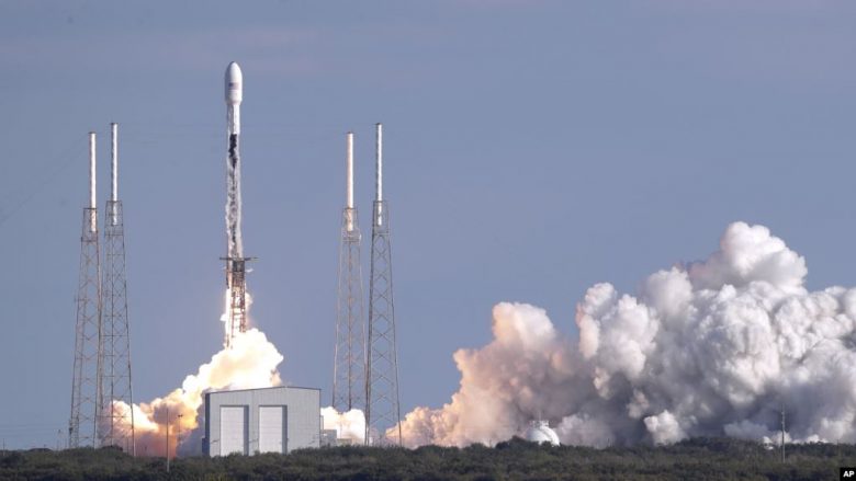 Falcon 9 niset drejt hapësirës me 57 satelitë në bord