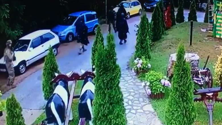 Shqetësohen banorët e Karaçevës, xhandarmeria serbe filmohet nga kamerat e sigurisë duke kaluar në parkingun e një restoranti