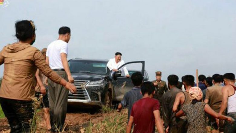 Përmbytjet u shkatërruan shtëpitë, banorët e presin të lumtur Kim Jong Un me veturën luksoze