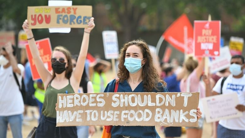 Punëtorëve të sektorit publik u rritën rrogat, por jo edhe infermierëve: Protesta masive në kohë pandemie në Londër