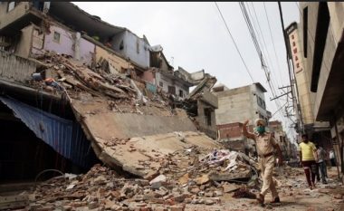 ​Të paktën 90 njerëz bllokohen nën rrënojat e një ndërtese në Indi