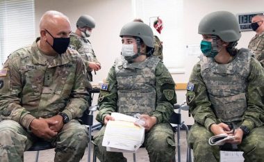 Komandanti i Gardës Kombëtare të Iowa-s viziton ushtarët e FSK që po ndjekin trajnimin e mjekësisë luftarake në SHBA