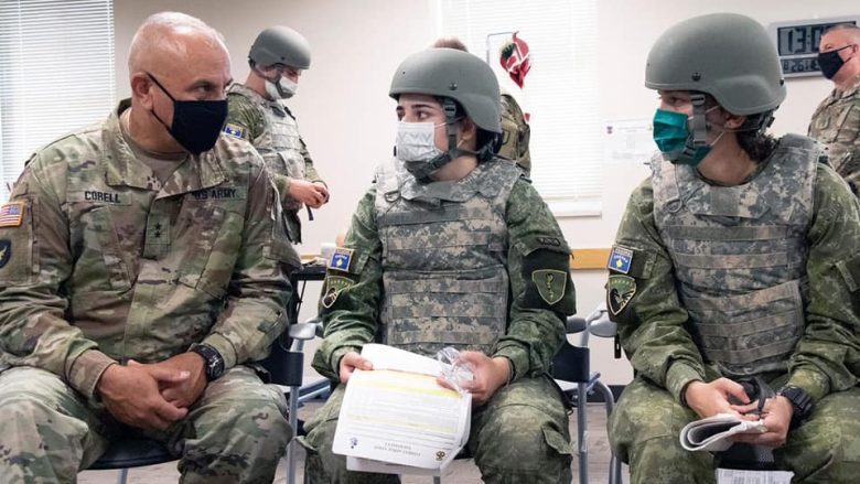 Komandanti i Gardës Kombëtare të Iowa-s viziton ushtarët e FSK që po ndjekin trajnimin e mjekësisë luftarake në SHBA