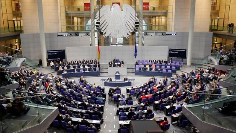 ​Parlamenti gjerman rrit masat e sigurisë anti COVID-19