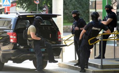 Barikadohet në bankë me bombë në çantë, dramë brenda një banke në Kiev – organet e sigurisë negociojnë me sulmuesin