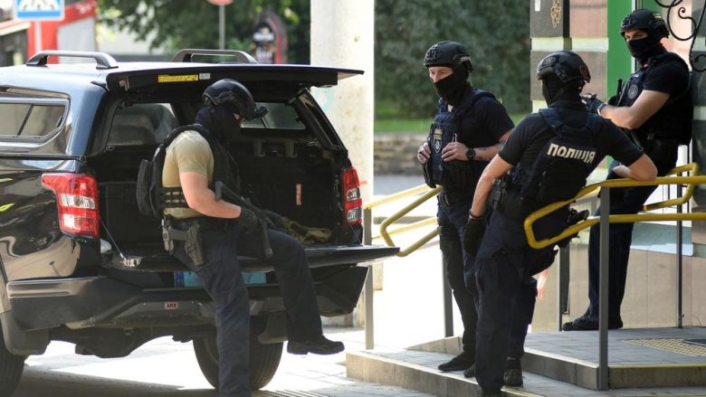 Barikadohet në bankë me bombë në çantë, dramë brenda një banke në Kiev – organet e sigurisë negociojnë me sulmuesin