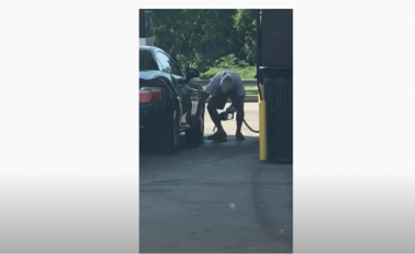 Një burrë nga Dallasi pastron derën e makinës së tij me benzinë
