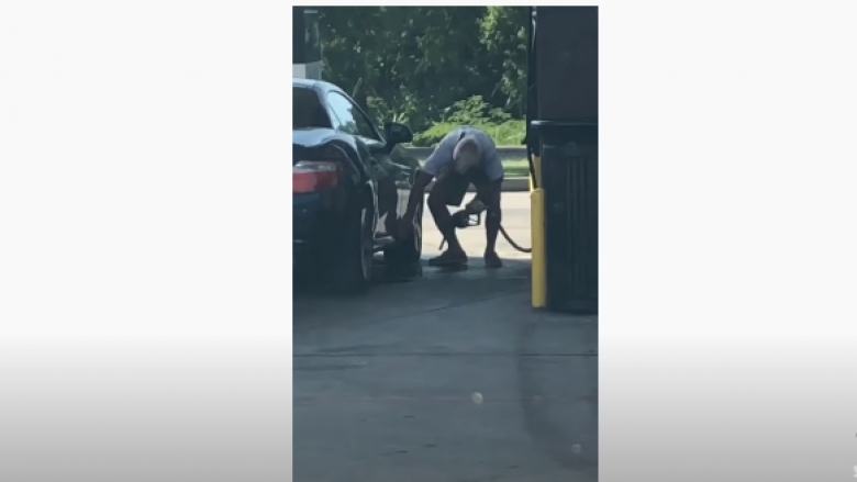 Një burrë nga Dallasi pastron derën e makinës së tij me benzinë