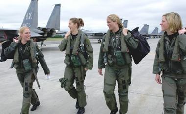 Forcat ajrore kërkojnë ide për lehtësimin e urinimit në mision për femrat pilote