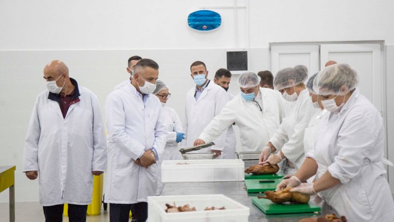 ​Në Skenderaj punësohen 40 gra në fabrikën e përpunimit të mishit