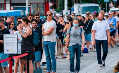 Suedezët po ndryshojnë mendim rreth pandemisë, duan masa më të ashpra kundër COVID-19